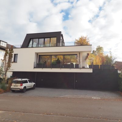 Modernes Einfamilienhaus mit Garage