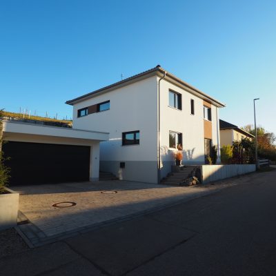 Modernes Einfamilienhaus mit Garage